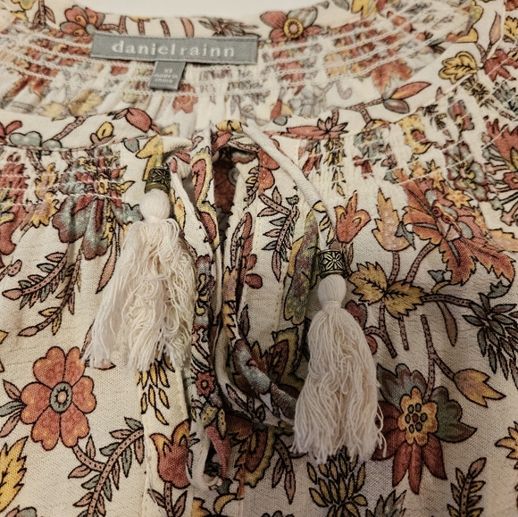Cute long sleeve top, multi color size xs, I think would work for a small too - Picture 5 of 7
